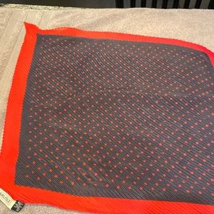 Silk pleated scarf. Navy and red